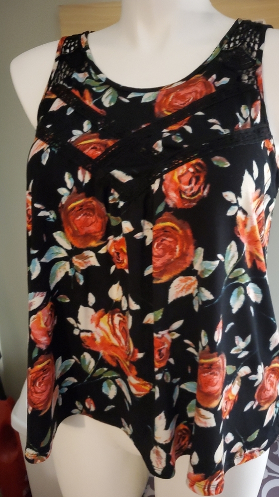 Floral lace flowy tank